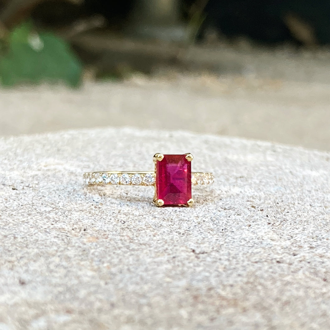 St. Barts ring with ruby and diamonds