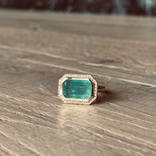 Load image into Gallery viewer, Curaçao ring with emerald and diamonds
