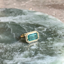 Load image into Gallery viewer, Curaçao ring with emerald and diamonds
